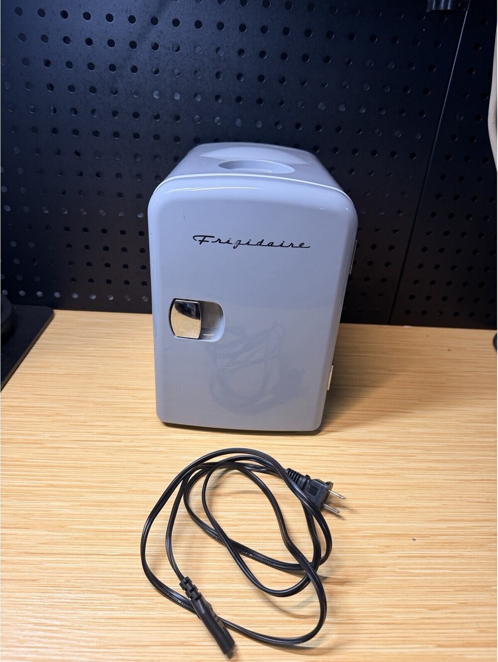 Frigidaire Mini Personal Retro Fridge Cooler 4 L (6x 12‑oz cans) EFMIS149-Grey